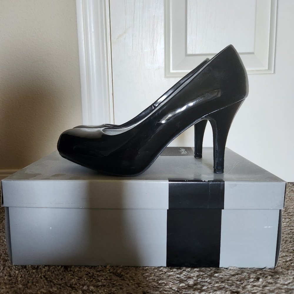 Mossimo Black Glossy Pumps - Size 7.5